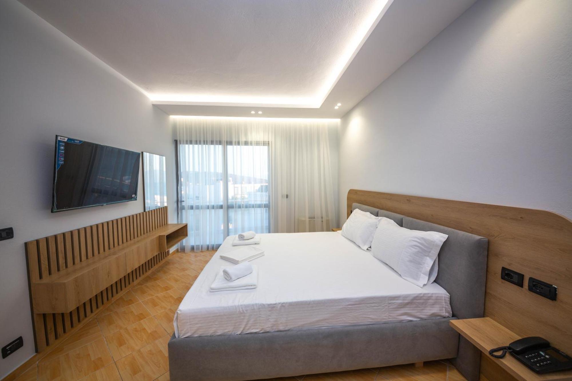 Hotel Sea Breeze Sarandë Exterior foto