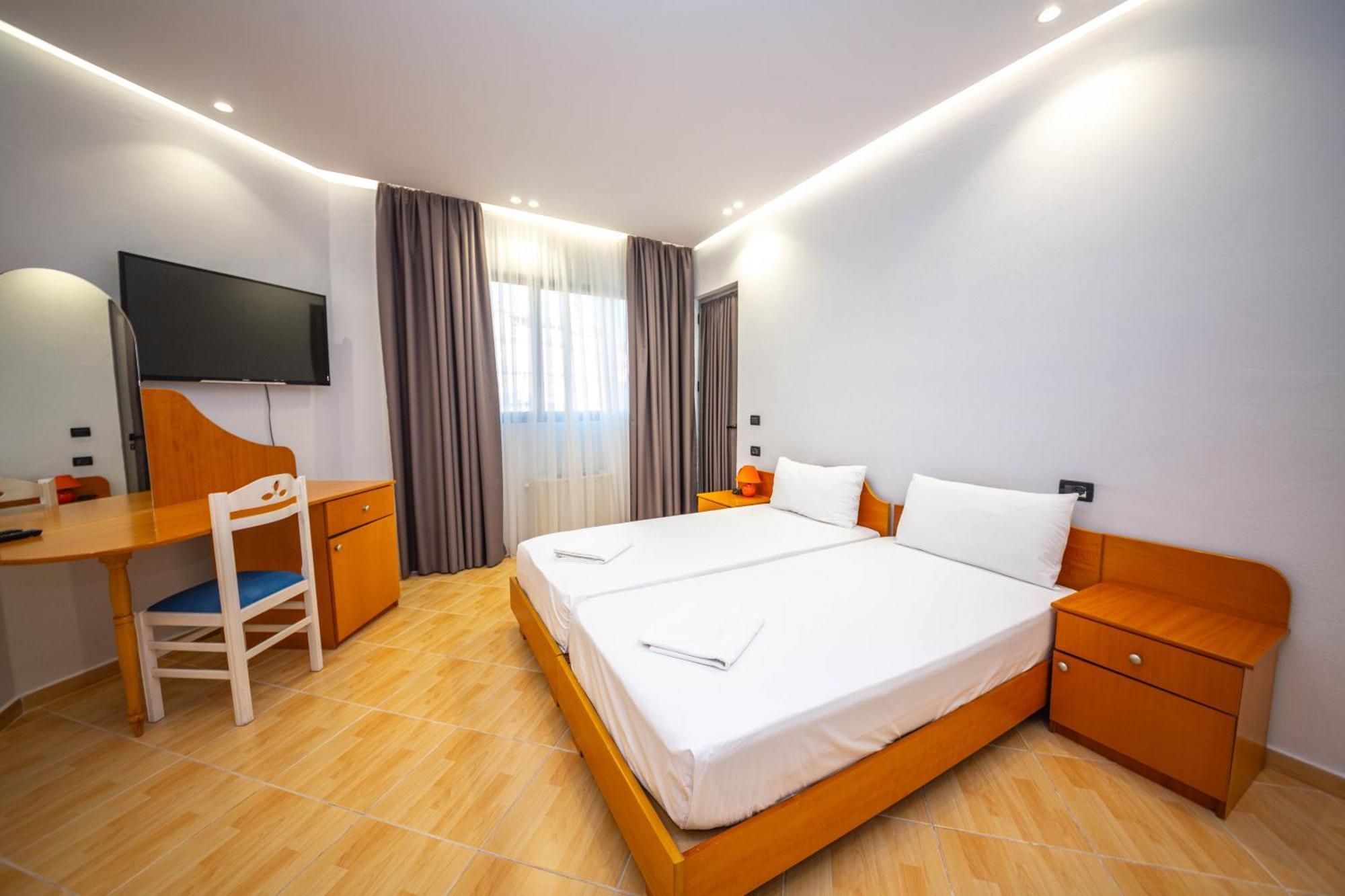 Hotel Sea Breeze Sarandë Exterior foto